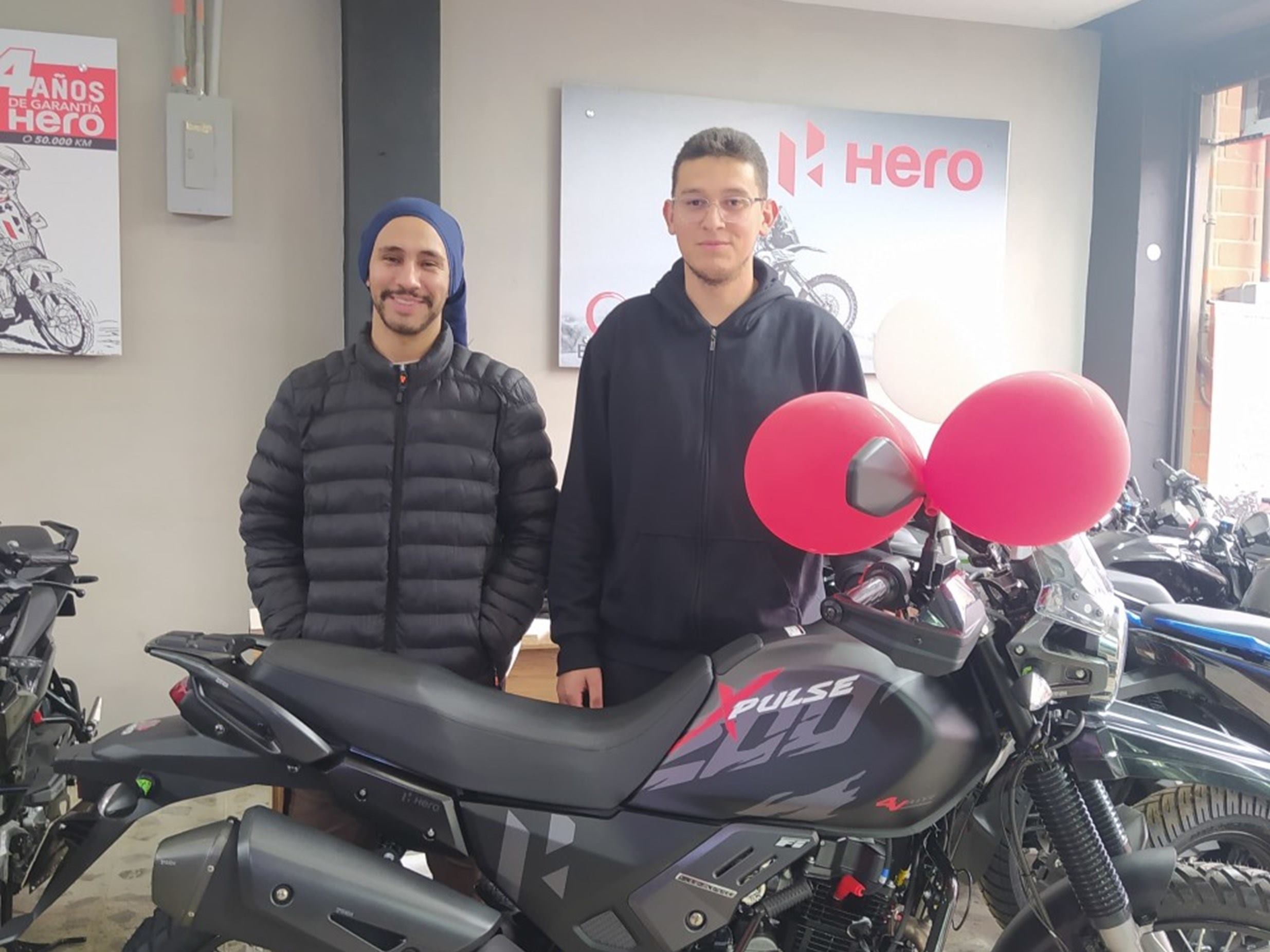 Hombres-comprando-moto